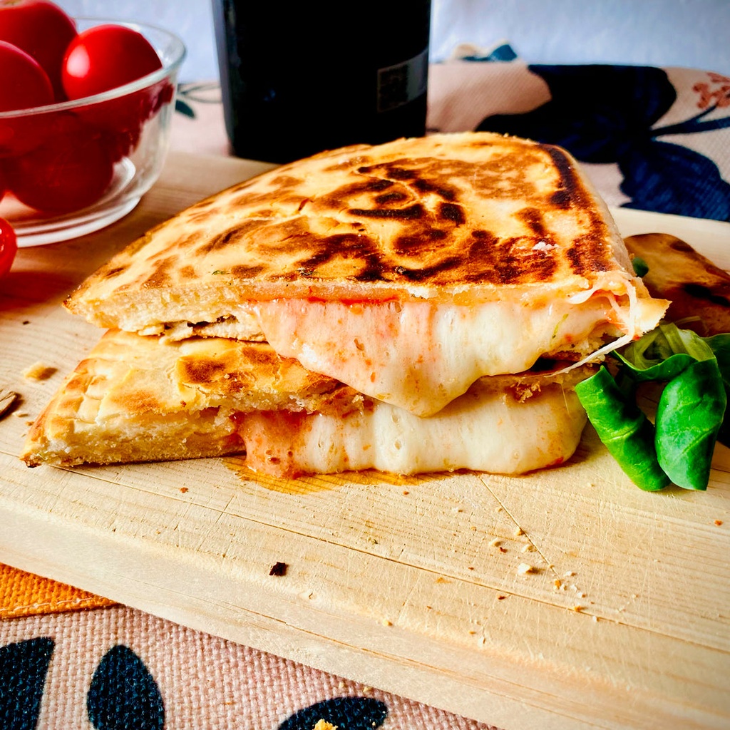 https://cdn.shopify.com/s/files/1/0729/0863/6494/files/crescione_margherita_1080x1080_2a8013a6-2dc8-483e-8398-da1fe71e3258.jpg?v=1684571994